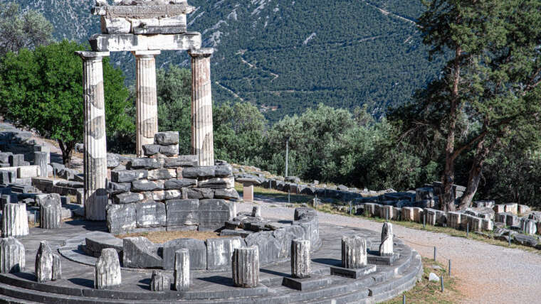 Delphi: the navel of the earth