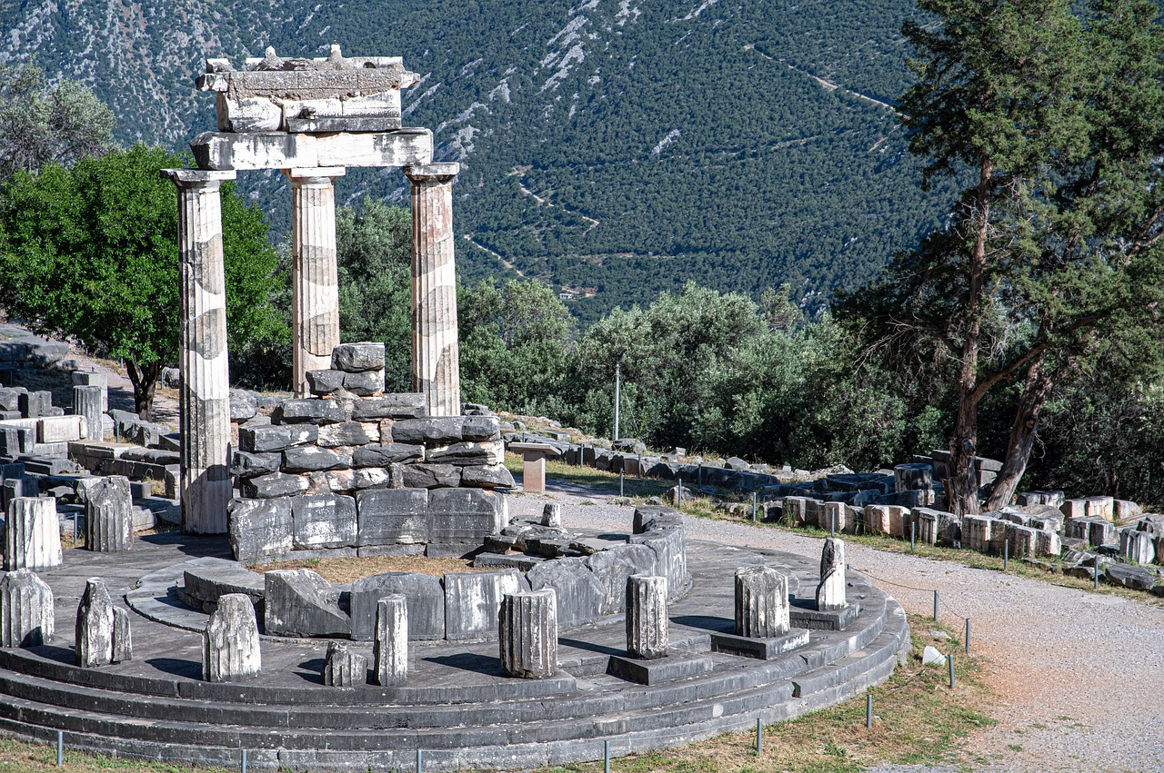 Delphi: the navel of the earth